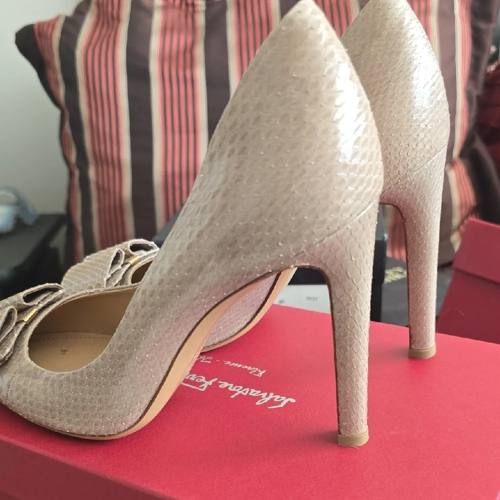 Salvatore Ferragamo Textured Beige Heels - Picture 3 of 7